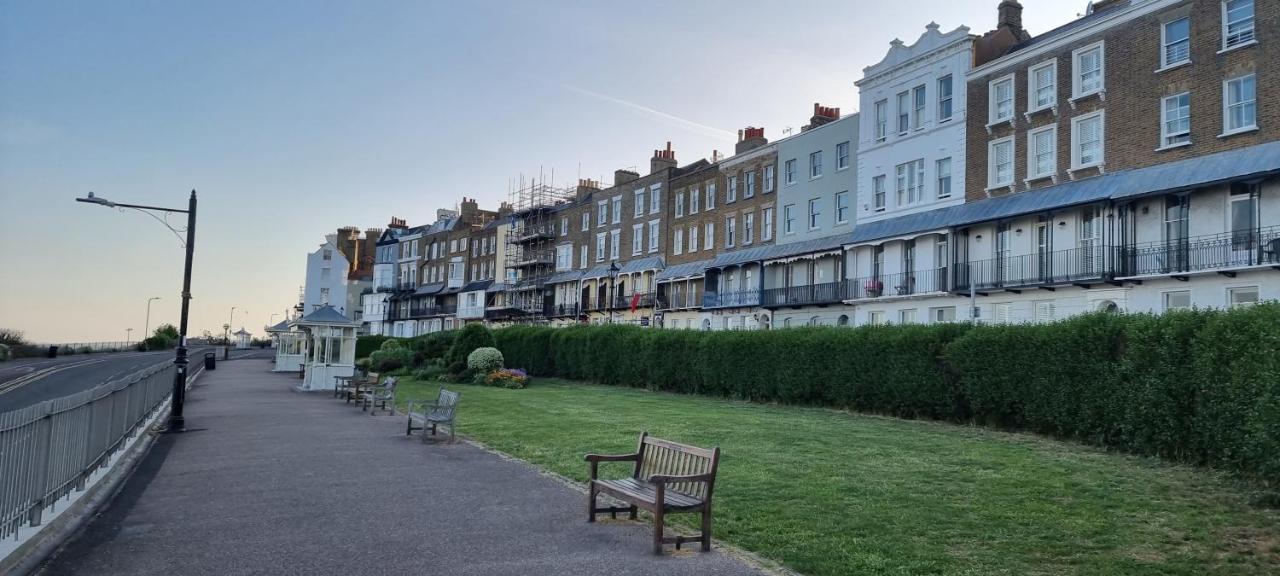 Diamond Harbour - Whole Huge Apartment - Wifi - Beach - Ramsgate Town Exteriör bild